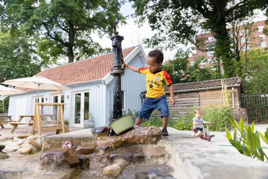Buiten spelen kinderdagverblijf