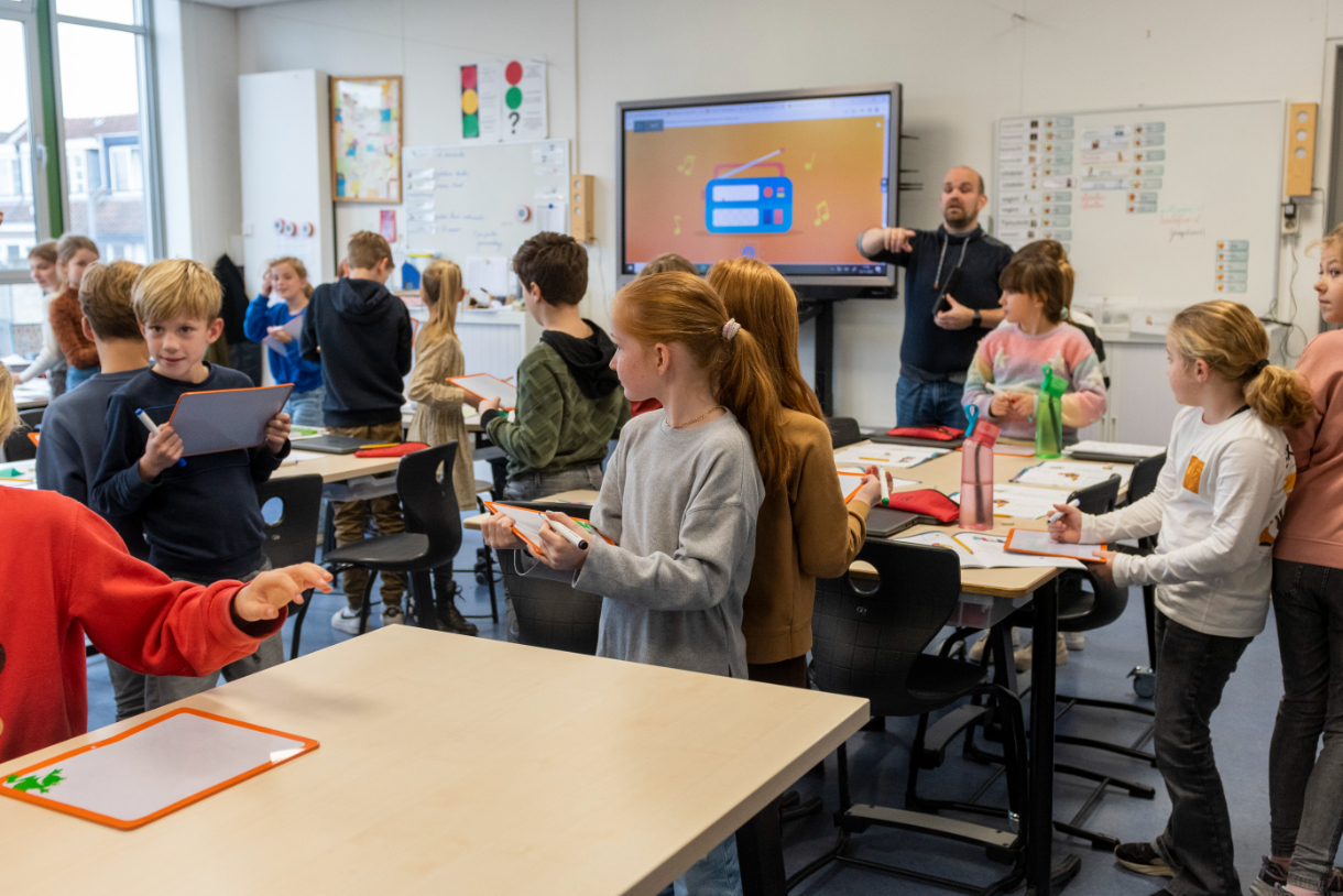 Kinderen klaslokaal armhoefse akker