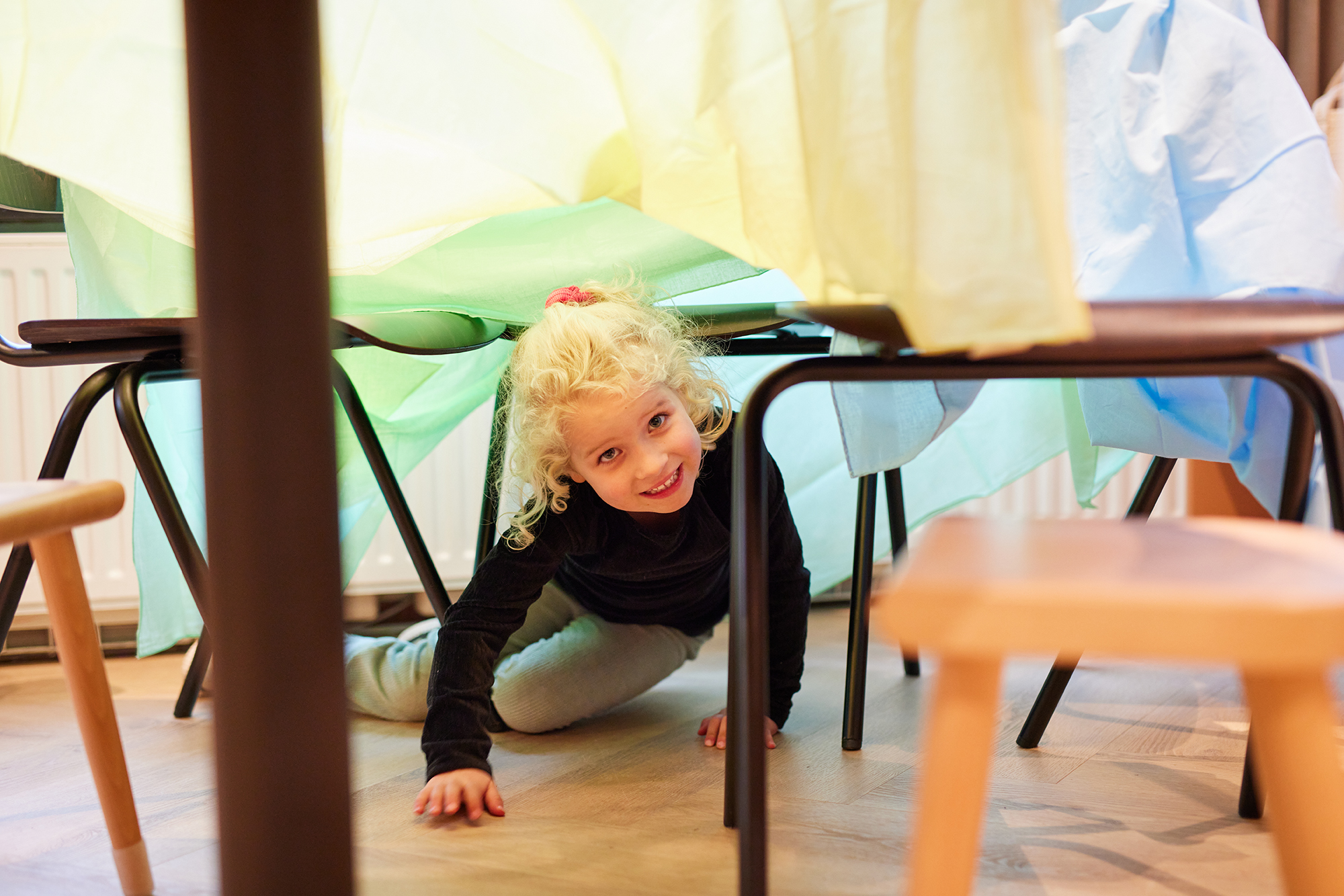 Dankzij de samenwerking tussen het kinderdagverblijf, de bso en de basisschool, maken de kinderen bij Armhoefse Akker gebruik van een uitgebreid aanbod aan activiteiten. Met het samengaan van kinderopvang en onderwijs werken we aan doorgaande ontwikkel- en leerlijnen. Kinderen van 0 tot 13 jaar laten we opgroeien tot sterke volwassenen. Met een ‘rijke’ schooldag bieden we de hele dag een breed aanbod aan van sport, cultuur, muziek, huiswerkbegeleiding en ontdekken we samen techniek en natuur. 