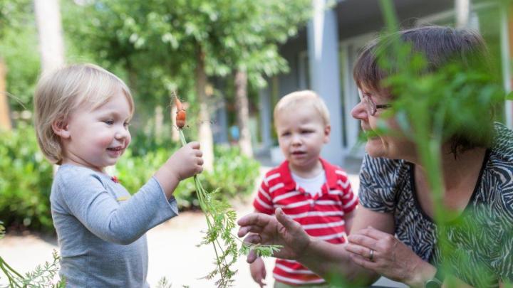 Burgemeester kindjes moestuin buiten spelen