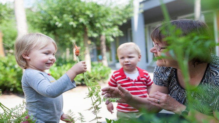 Burgemeester kindjes moestuin buiten spelen