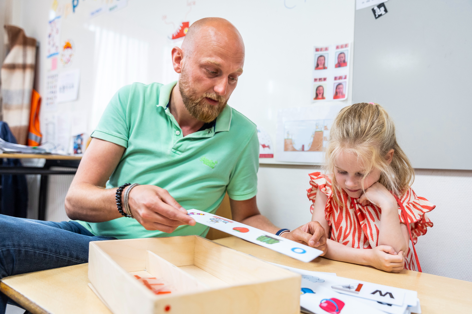 Leerkracht onderbouw met leerling