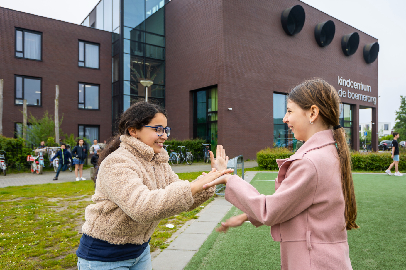 Twee kinderen die samen spelen.