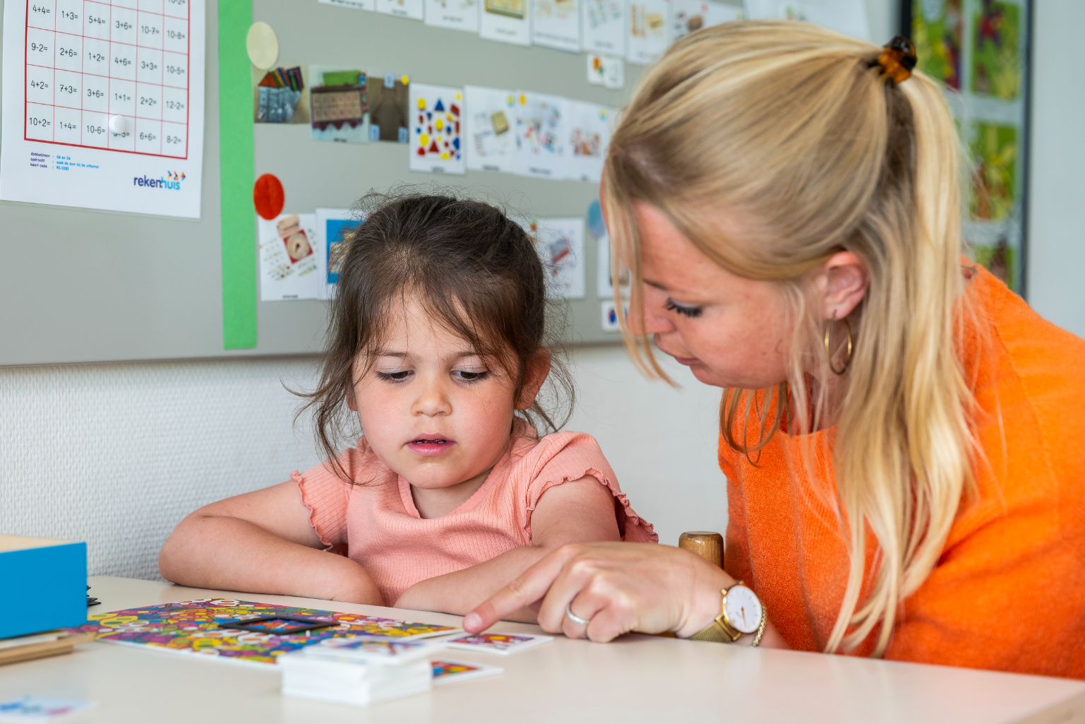 Leerkracht onderbouw met leerling