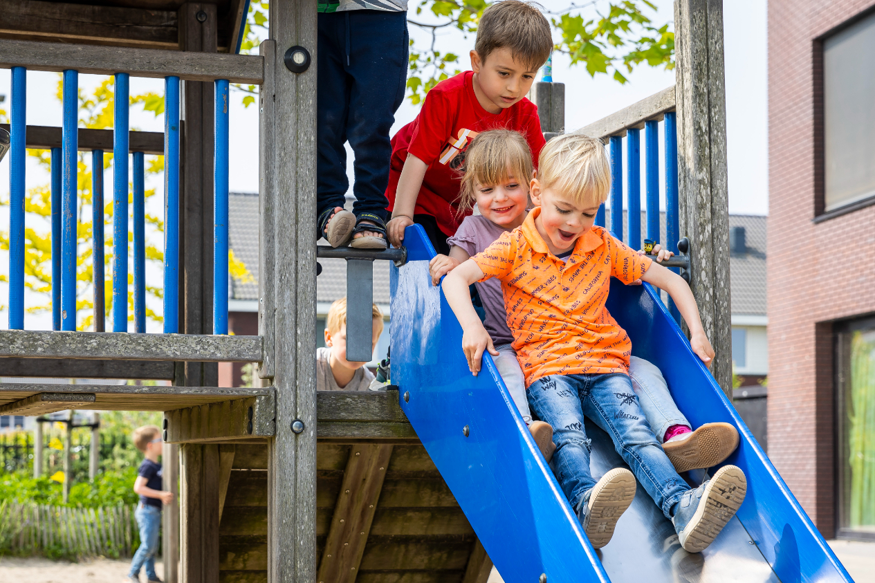 Kinderen glijbaan Basisschool De Boemerang Reeshof