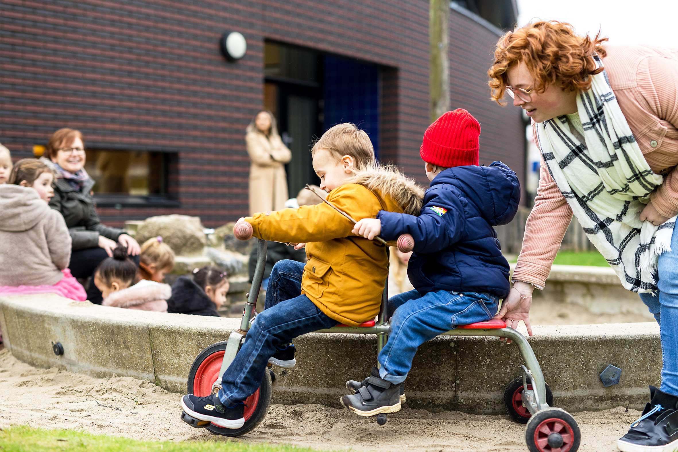 Kinderdagverblijf de Boemerang buiten spelende kinderen