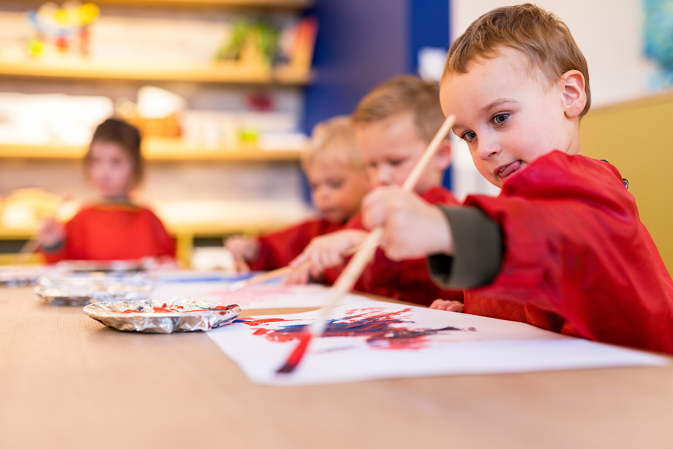 Kinderdagverblijf de Boemerang kinderen verven