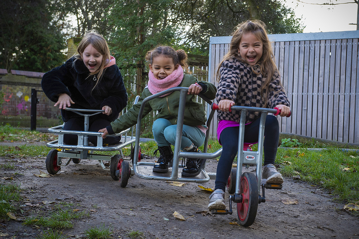 meisjes op de fiets