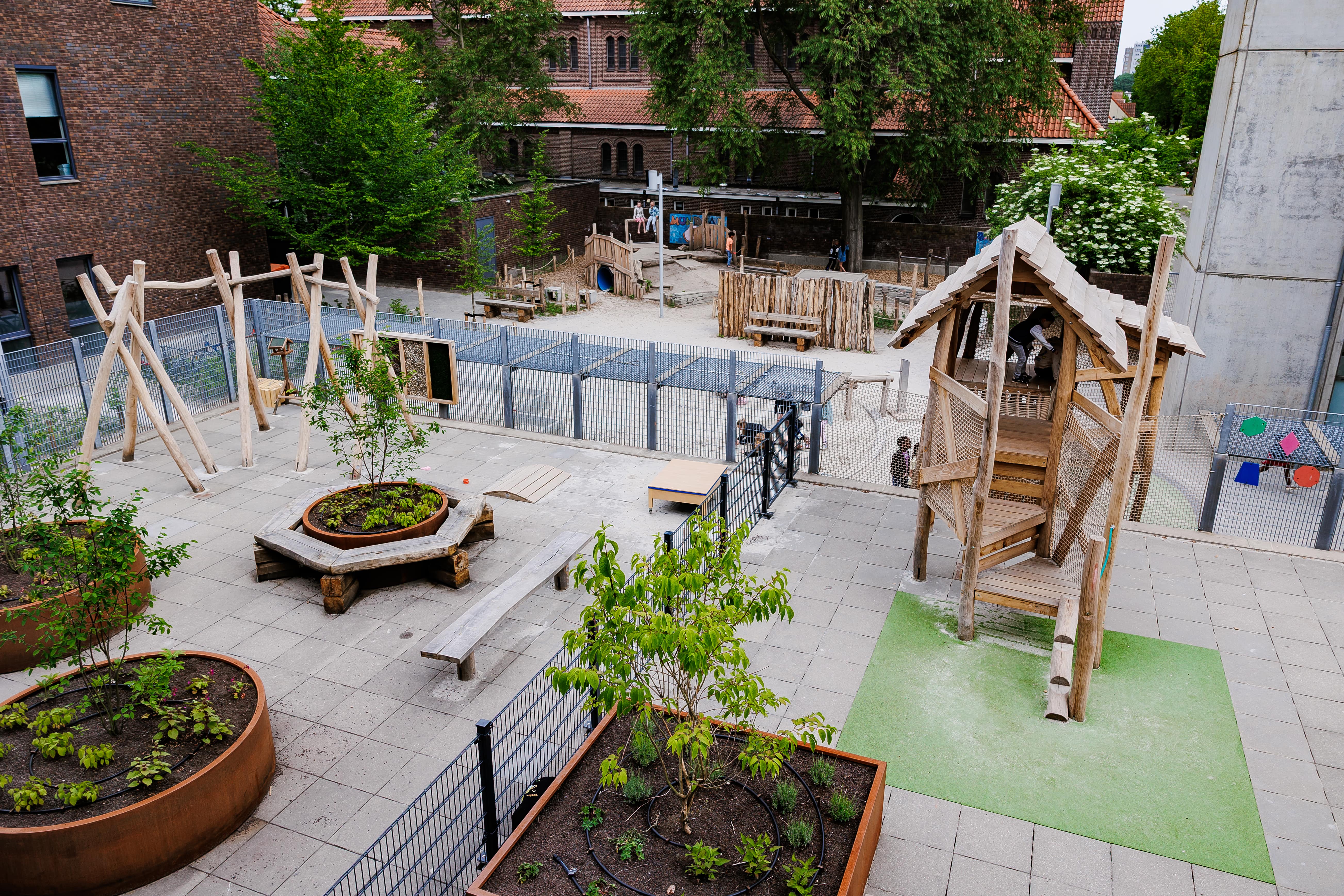Schoolplein van boven 