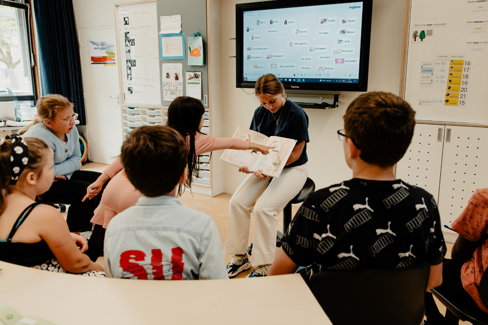 Kinderen oefenen met de Nederlandse taal in de Taalgroep 