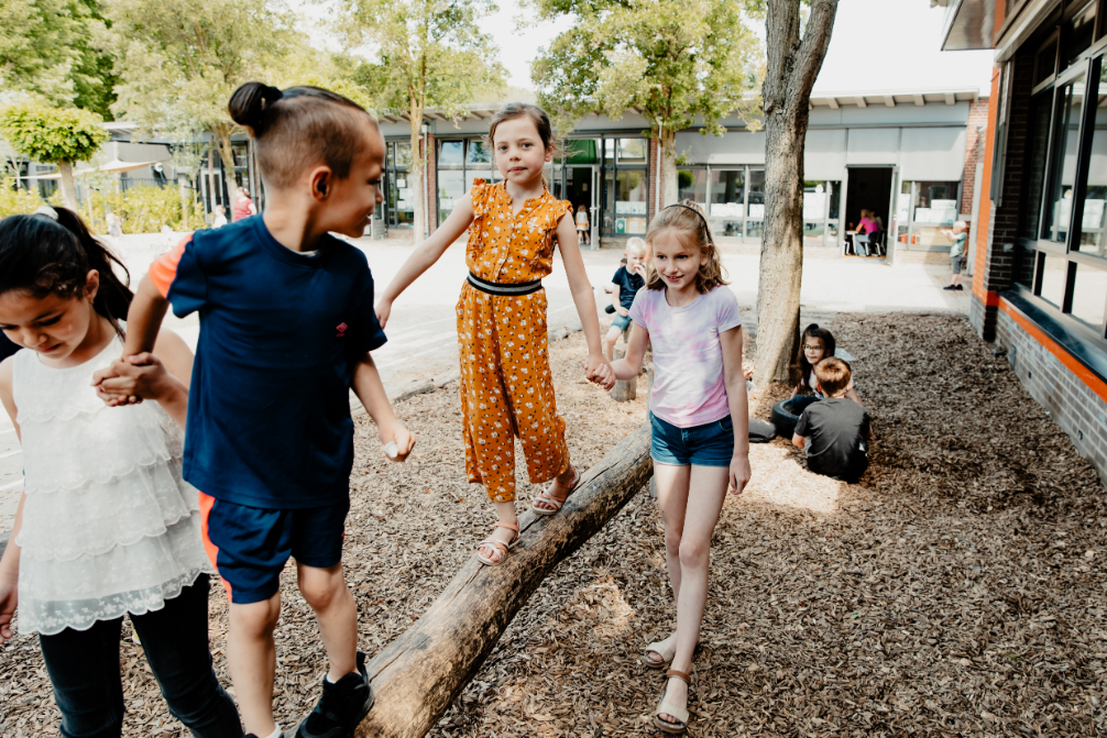 Kinderen helpen elkaar op De Vijf Hoeven in Tilburg