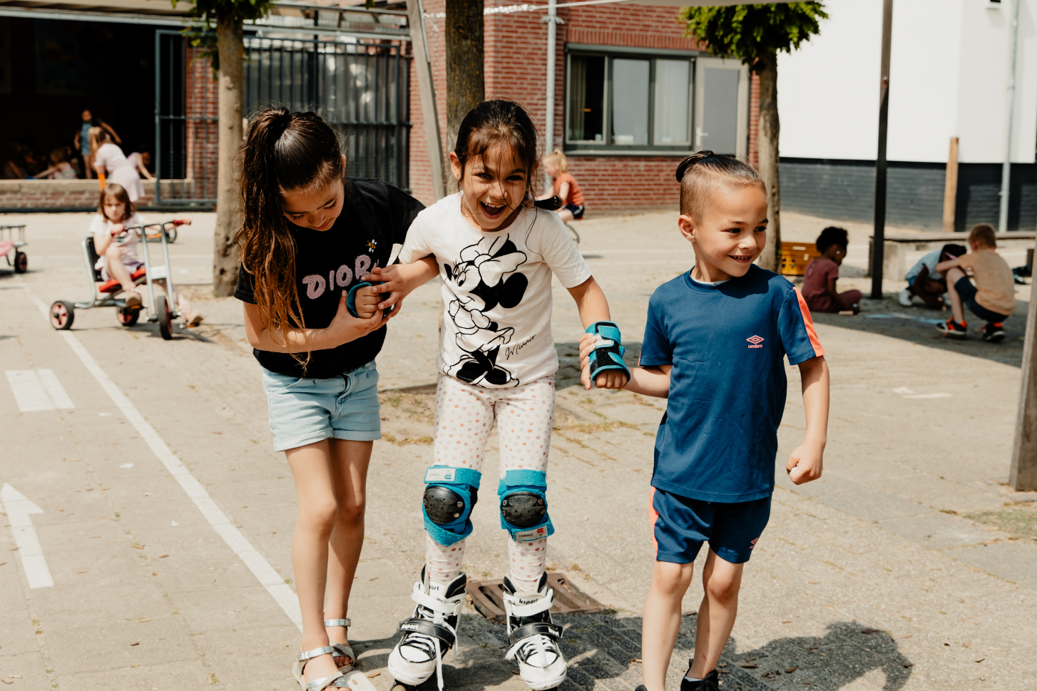 Kinderen helpen elkaar op De Vijf Hoeven in Tilburg