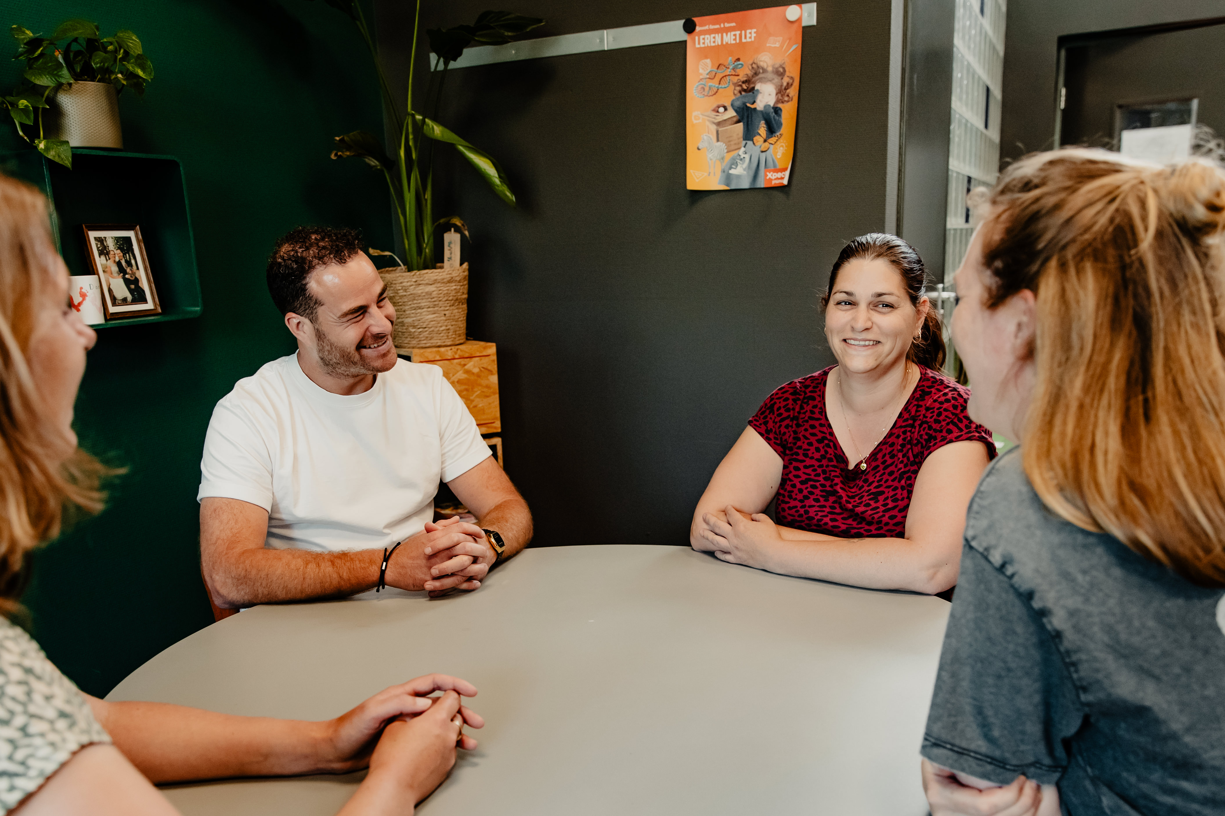 Ouders en Intern Begeleiders voeren een goed gesprek op De Vijf Hoeven