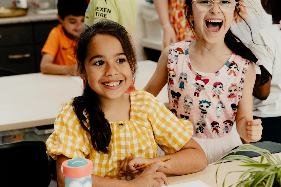 Twee kinderen hebben zichtbaar plezier op De Vijf Hoeven