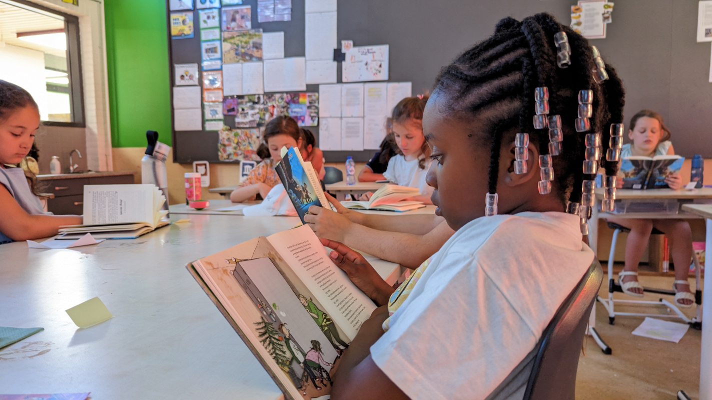 Kinderen lezen samen op De Vijf Hoeven