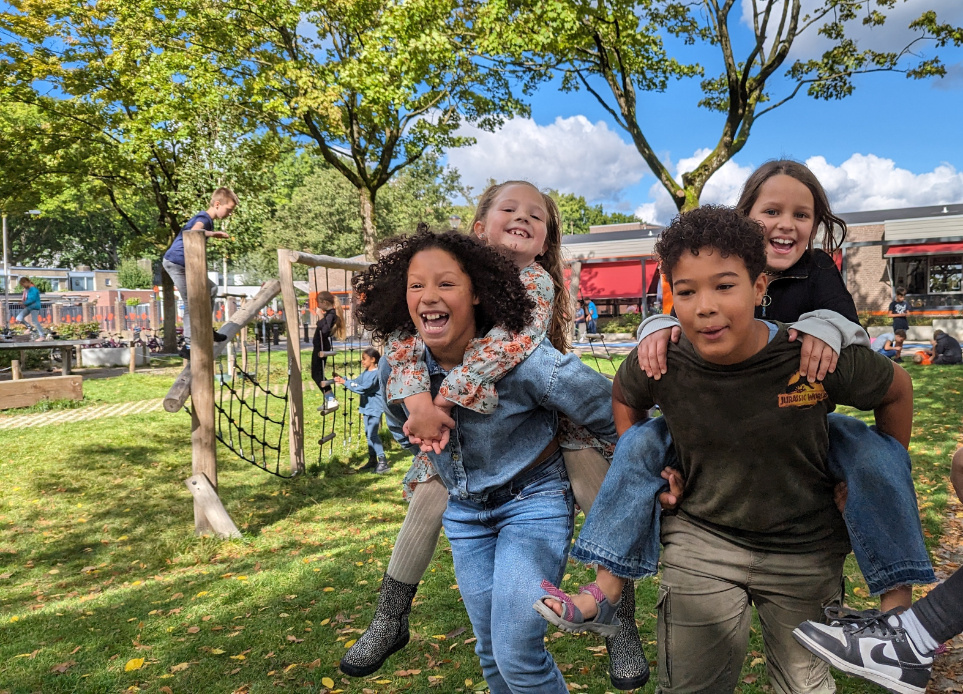 kinderen buiten Kindcentrum De Vijf Hoeven