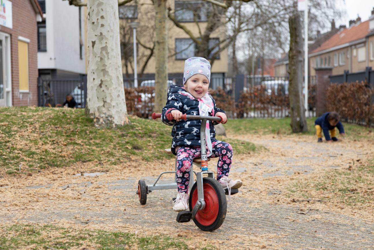 Fietsend door de natuur-/ontdektuin