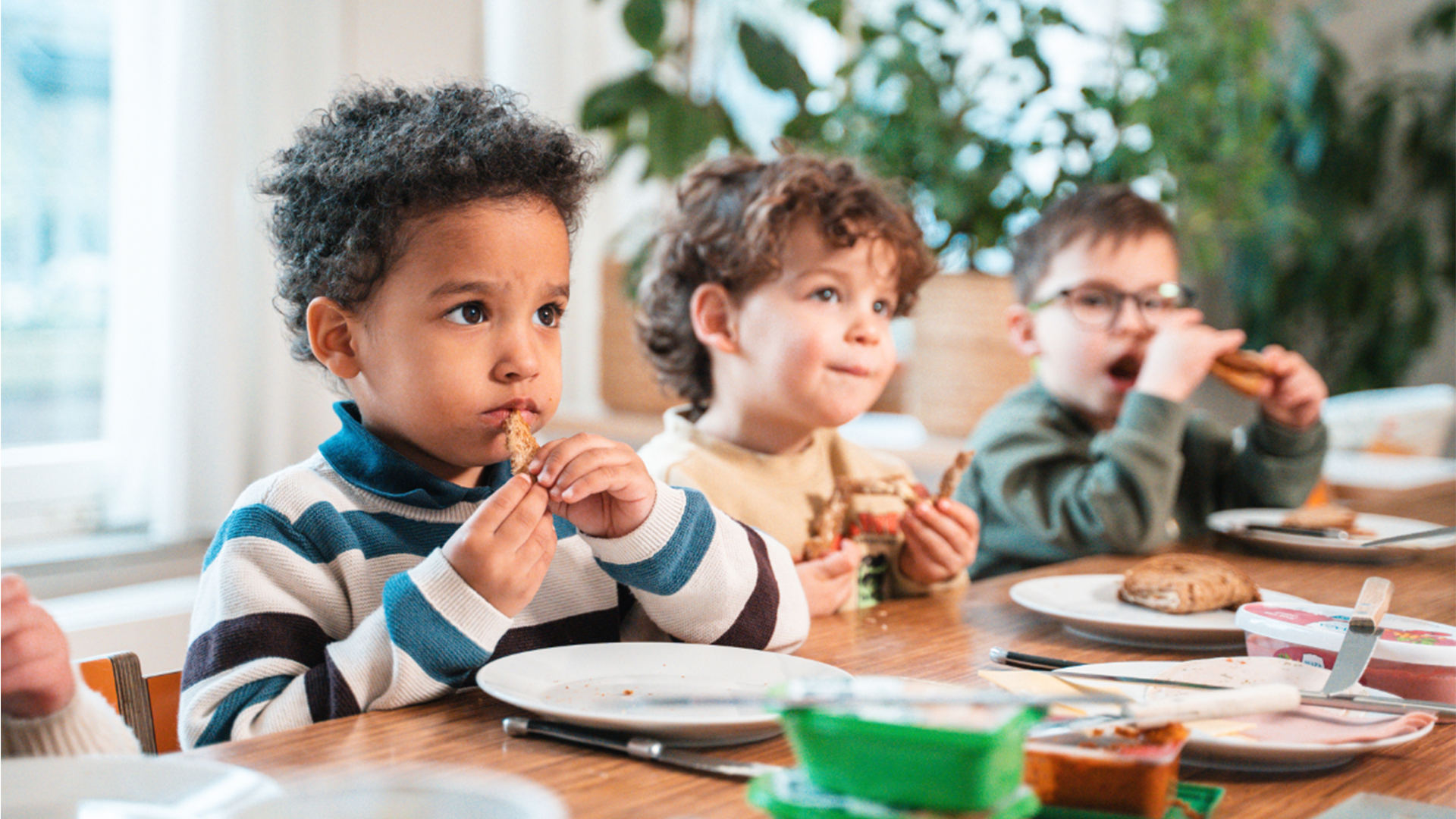 Drie kinderen aan eettafel