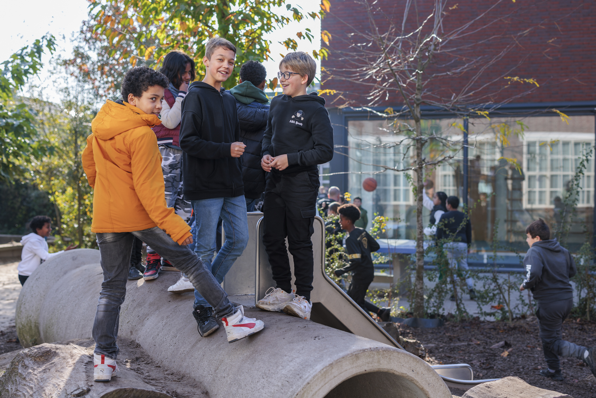 Leerlingen schoolplein