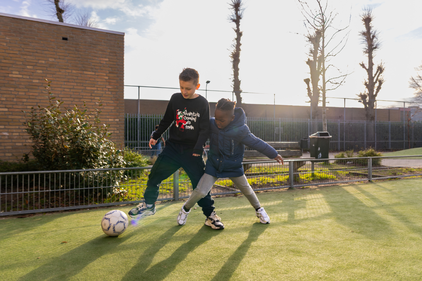 buiten voetballen op het schoolplein
