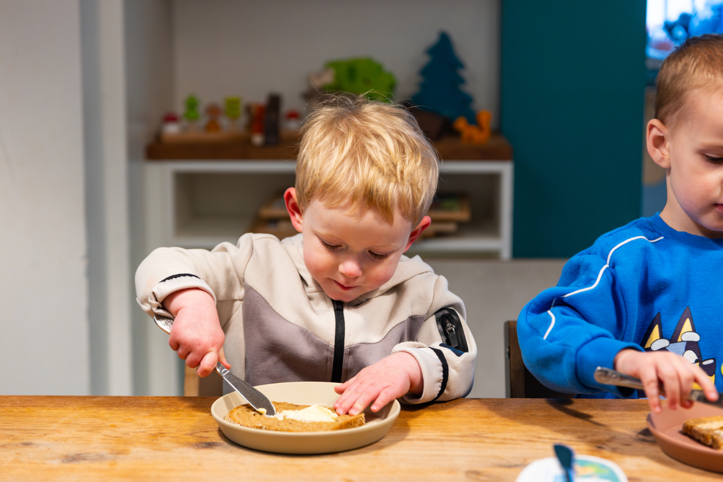 Samen eten aan tafel 