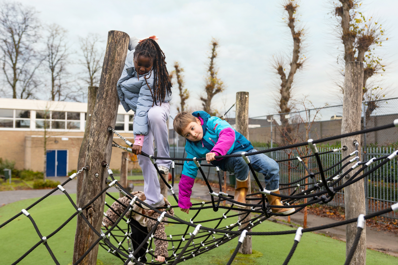 Samen klimmen op het schoolplein 