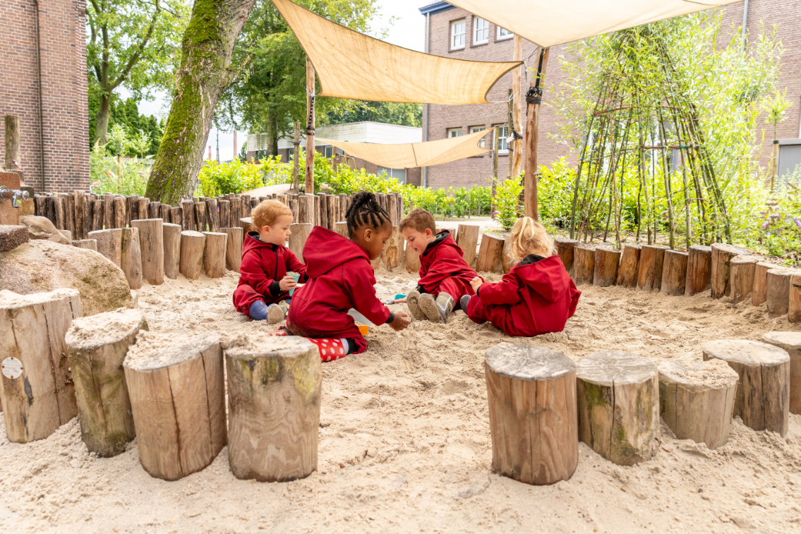 samen spelen in de zandbak