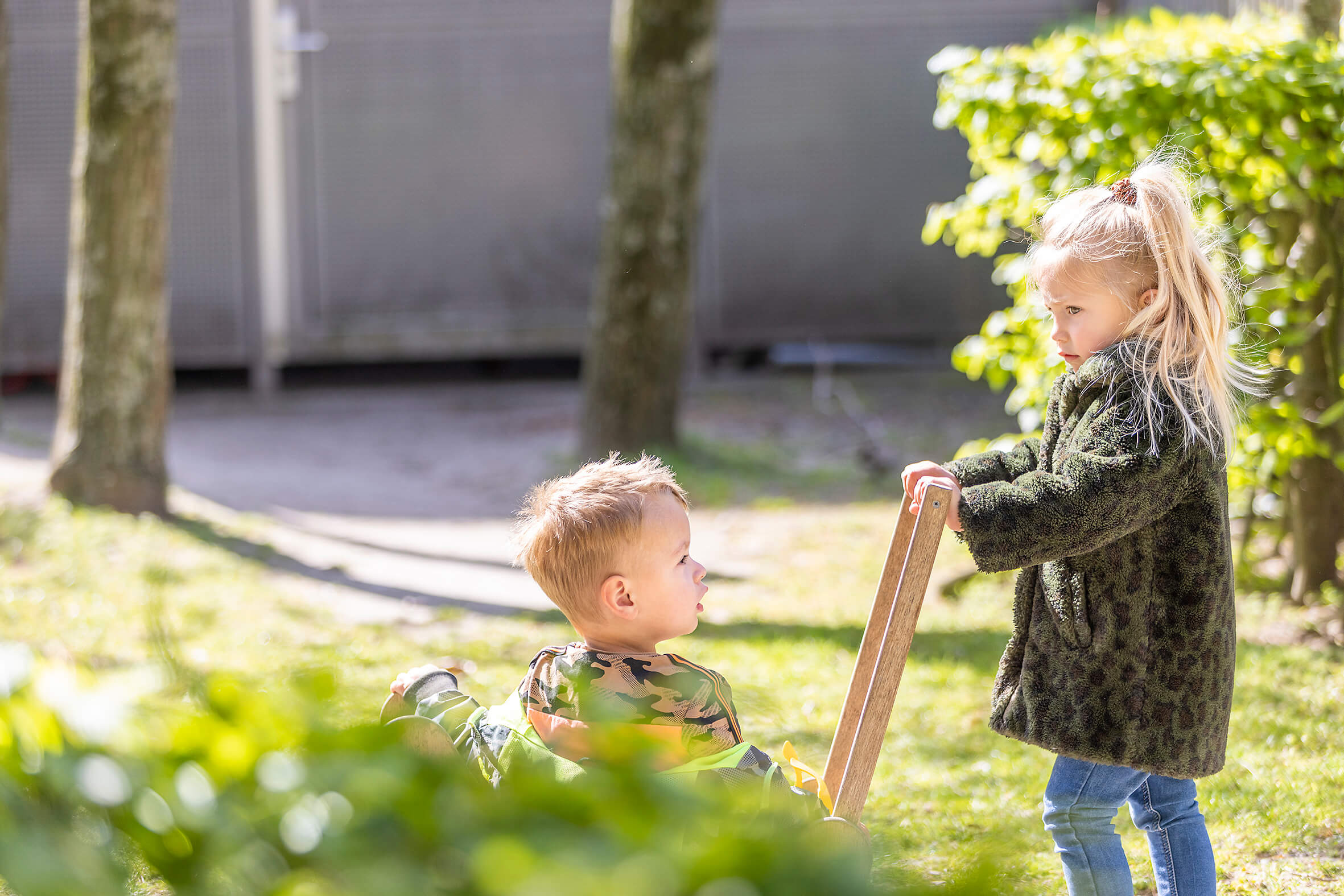 Buiten aan de wandel