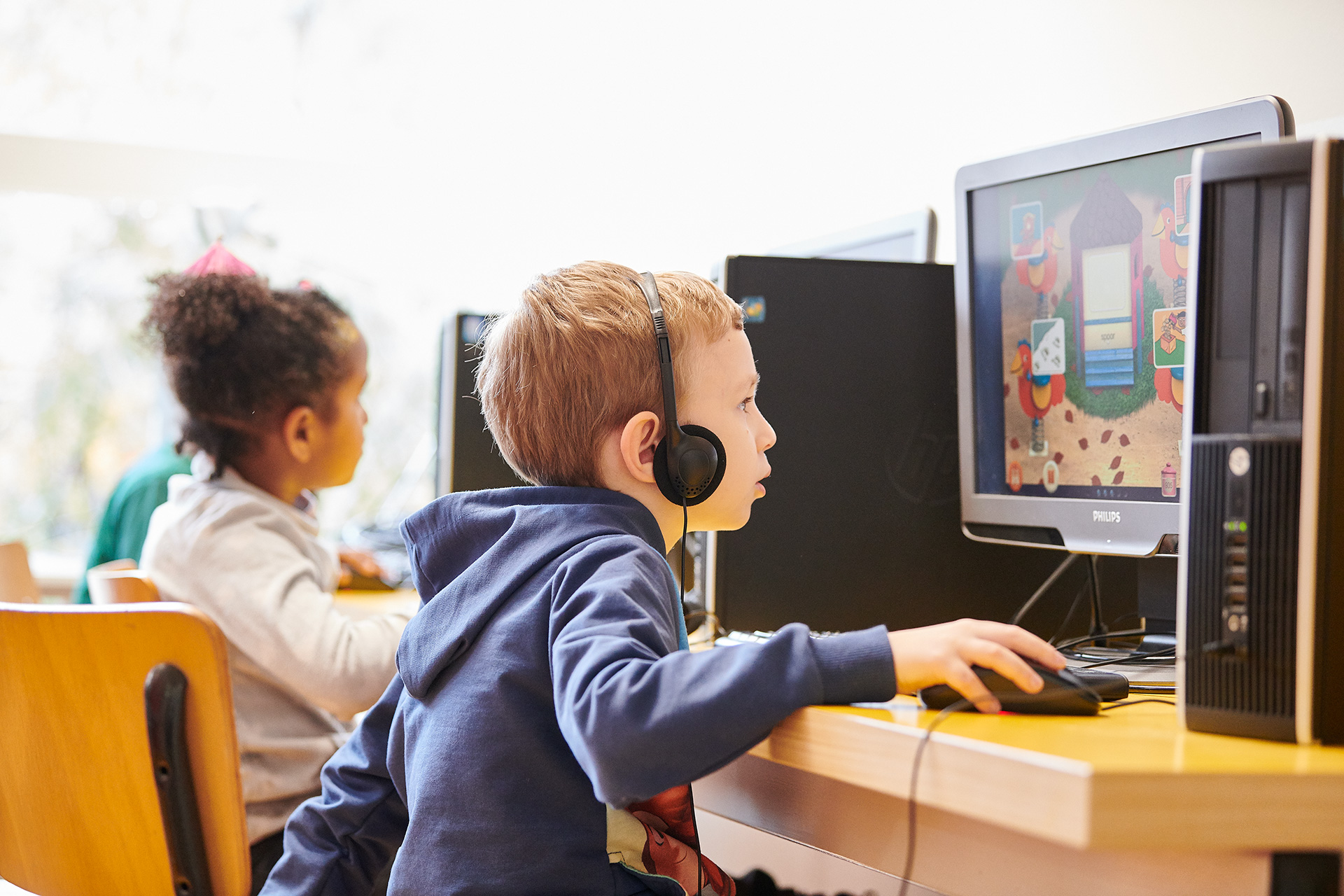 Leerlingen achter de computer