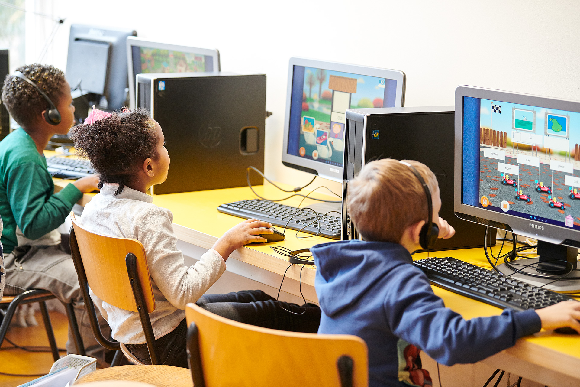 Leerlingen achter de computer