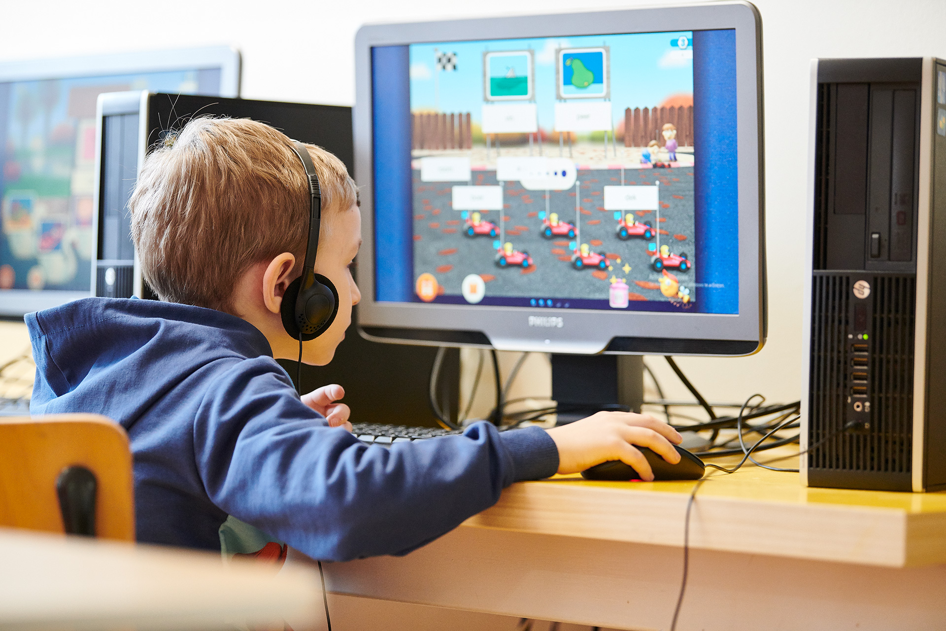 Leerling achter de computer