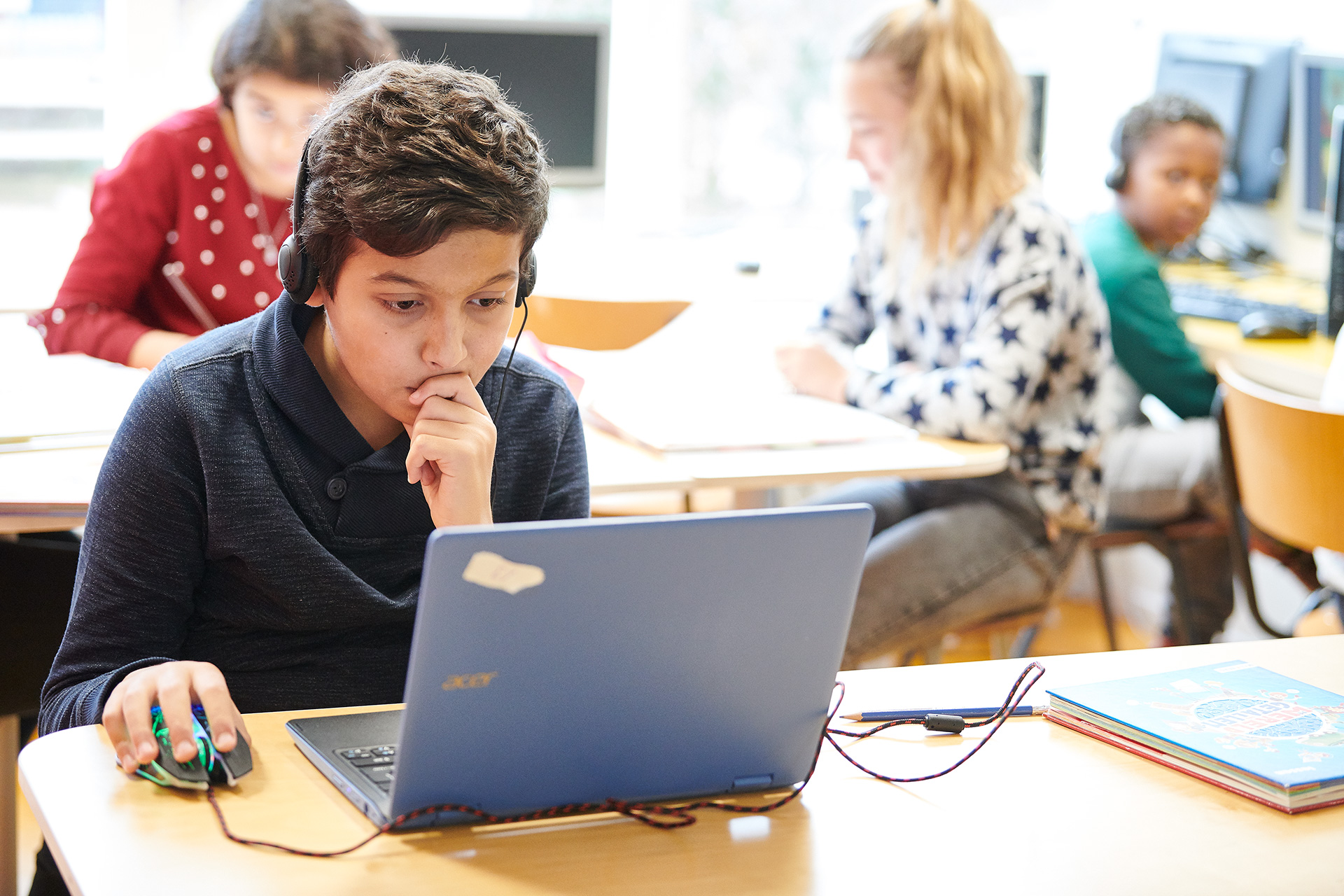 Leerling achter de laptop