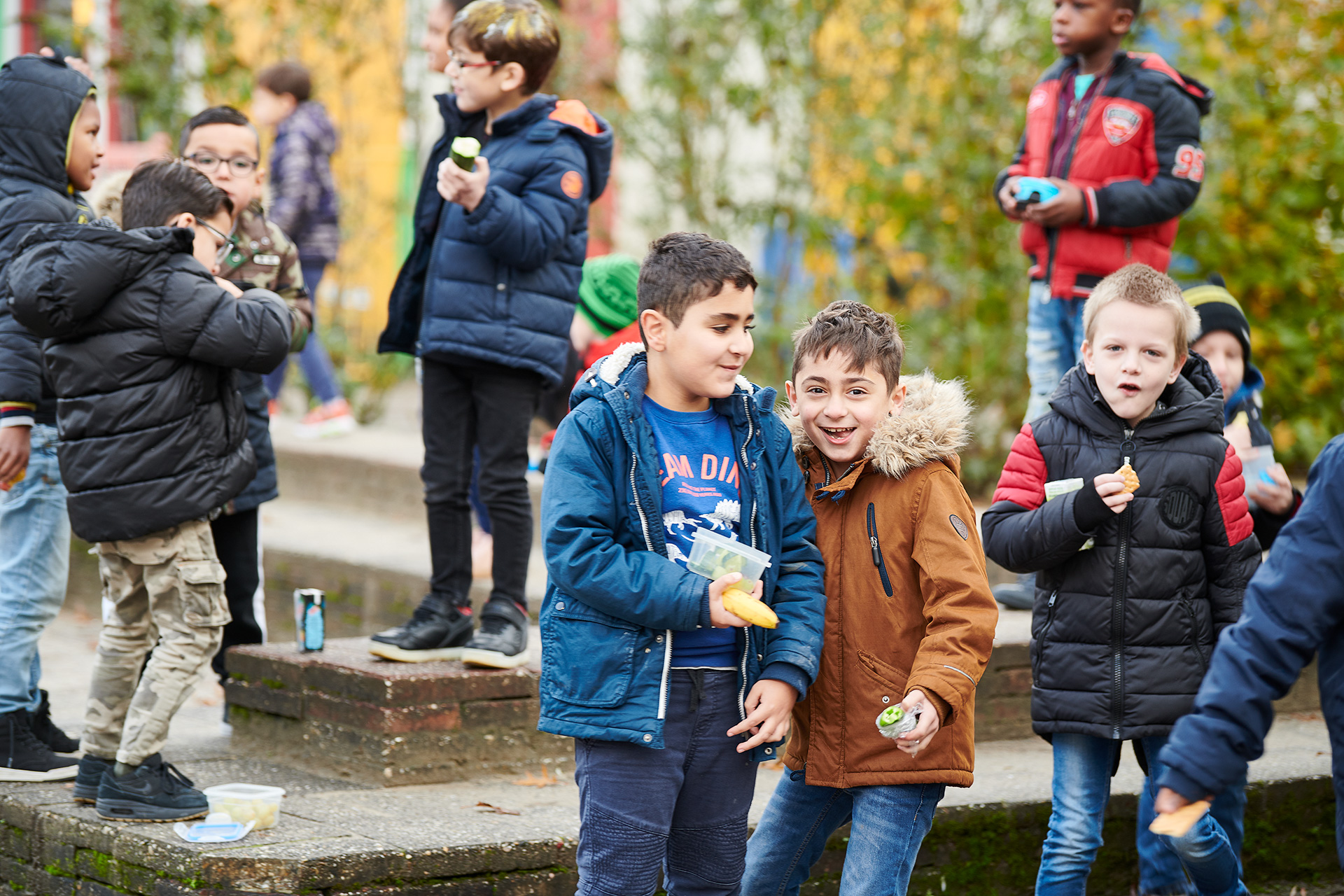Leerlingen op het schoolplein