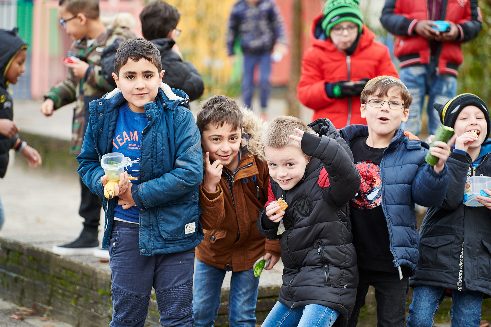 Leerlingen op het schoolplein
