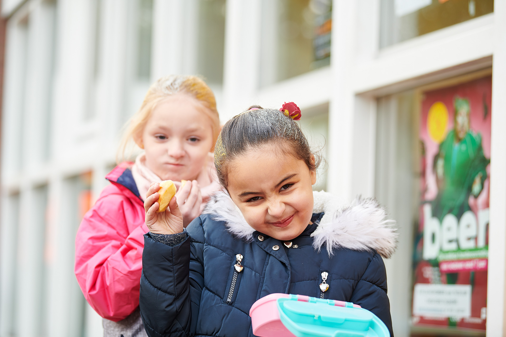 Leerlingen op het schoolplein