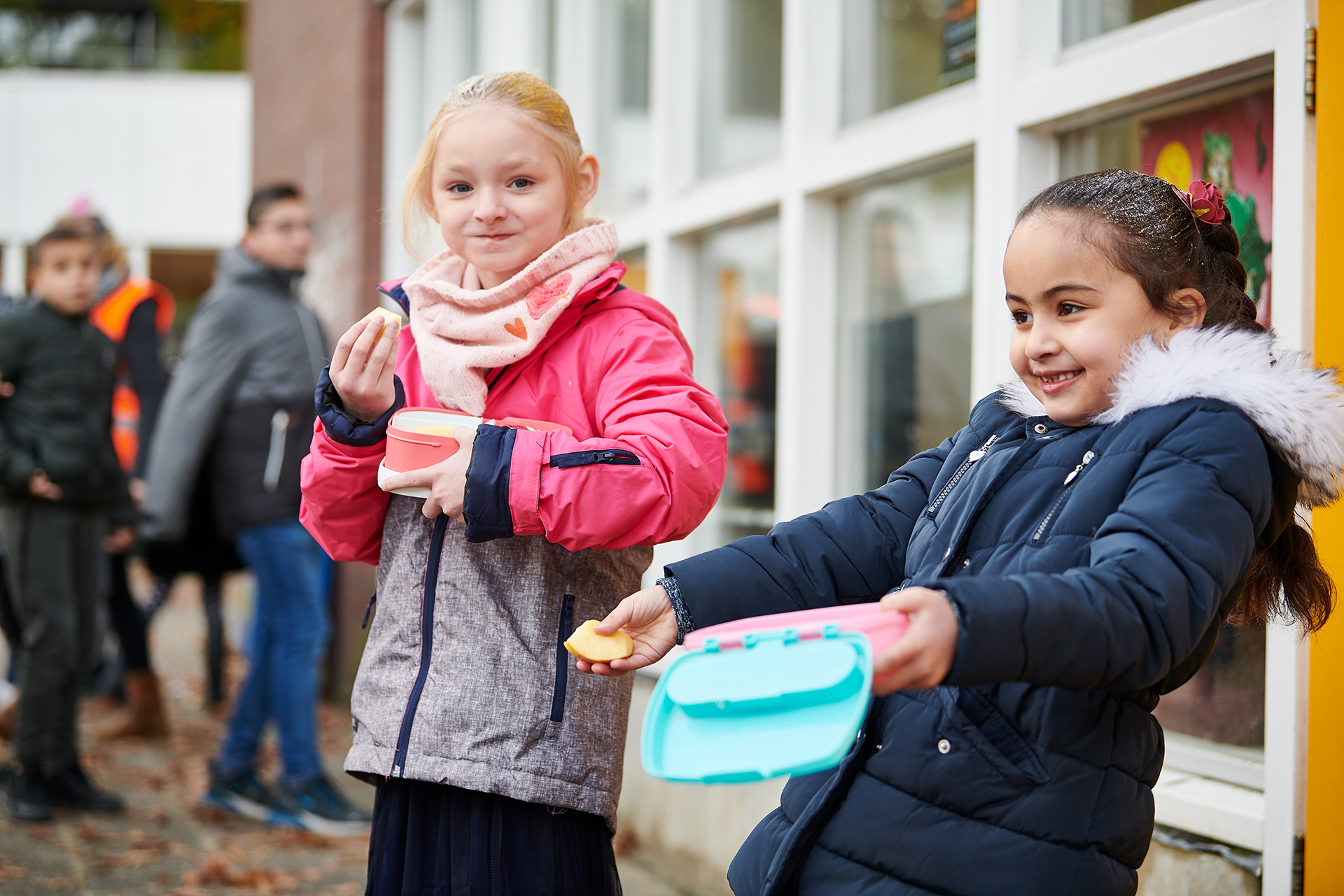 Leerlingen op het schoolplein
