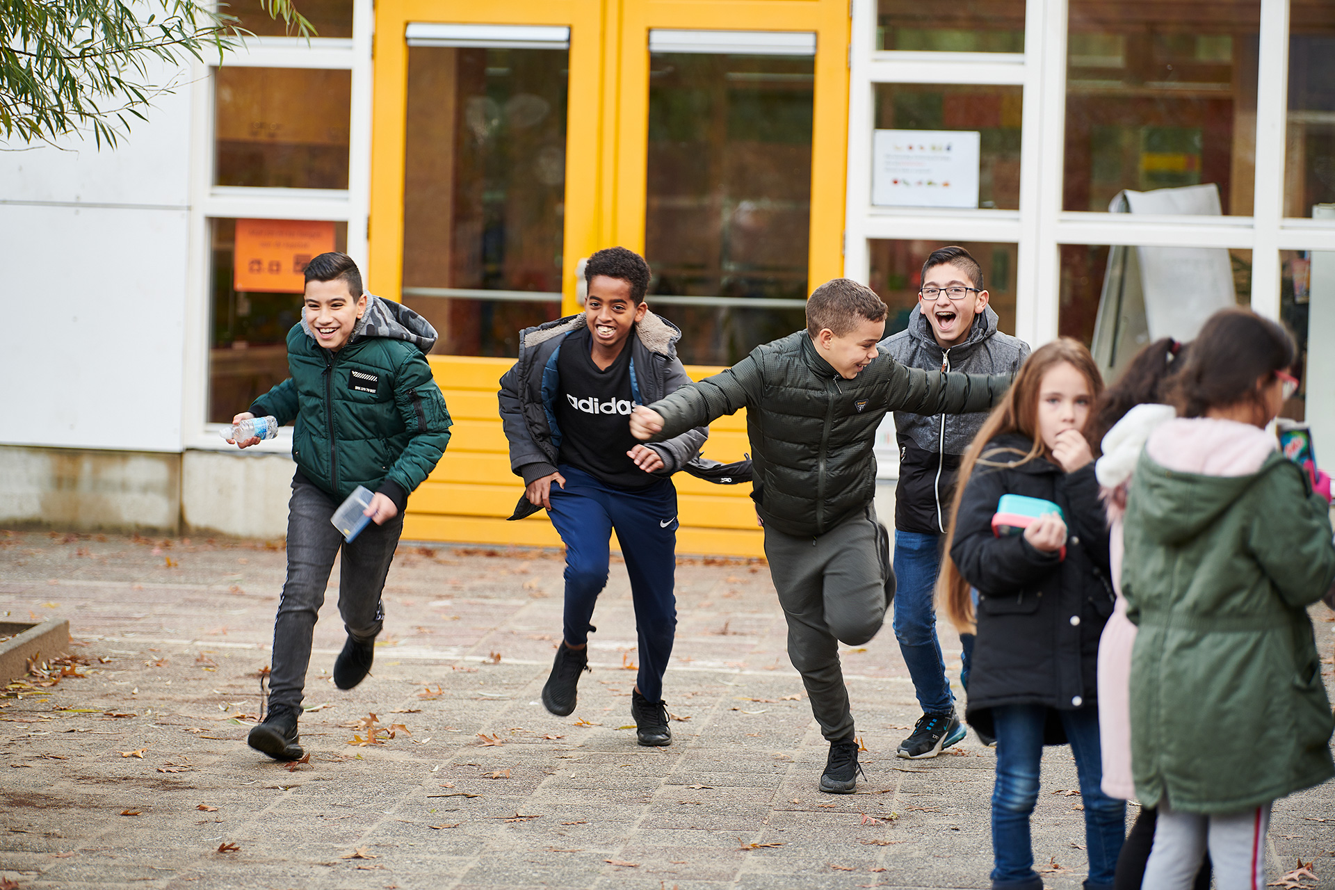 Leerlingen rennen over het schoolplein