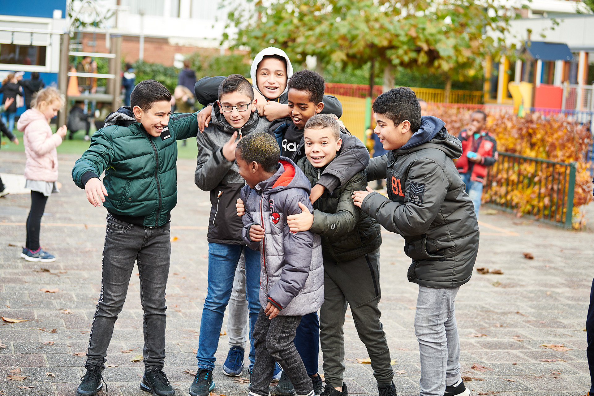 Leerlingen op het schoolplein
