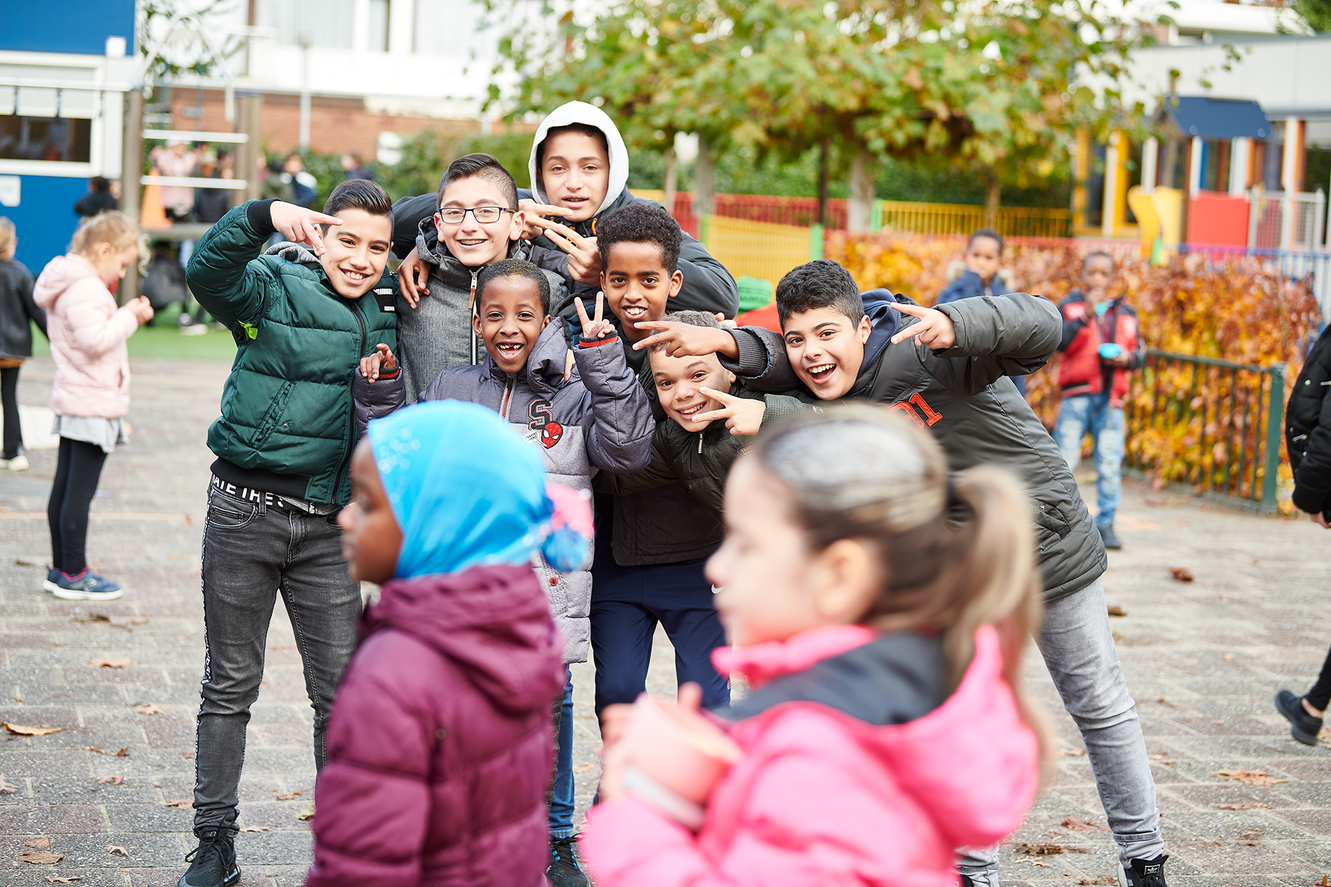 Leerlingen op het schoolplein