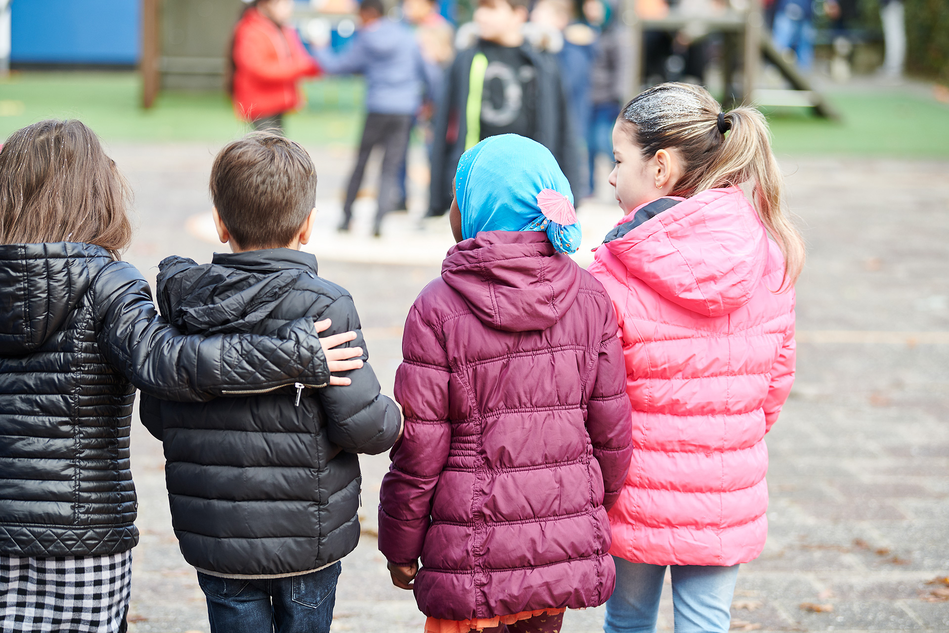 Leerlingen op het schoolplein