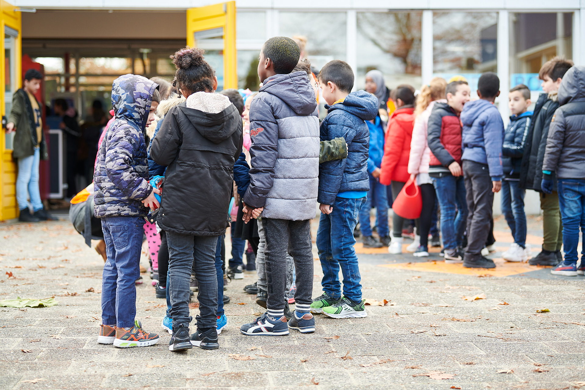 Leerlingen op het schoolplein