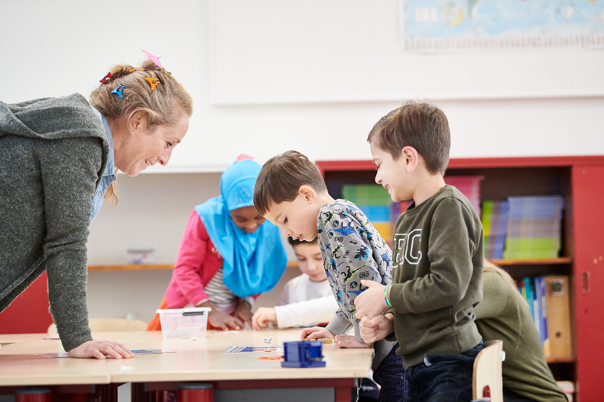 Leerkracht legt leerling iets uit in het klaslokaal