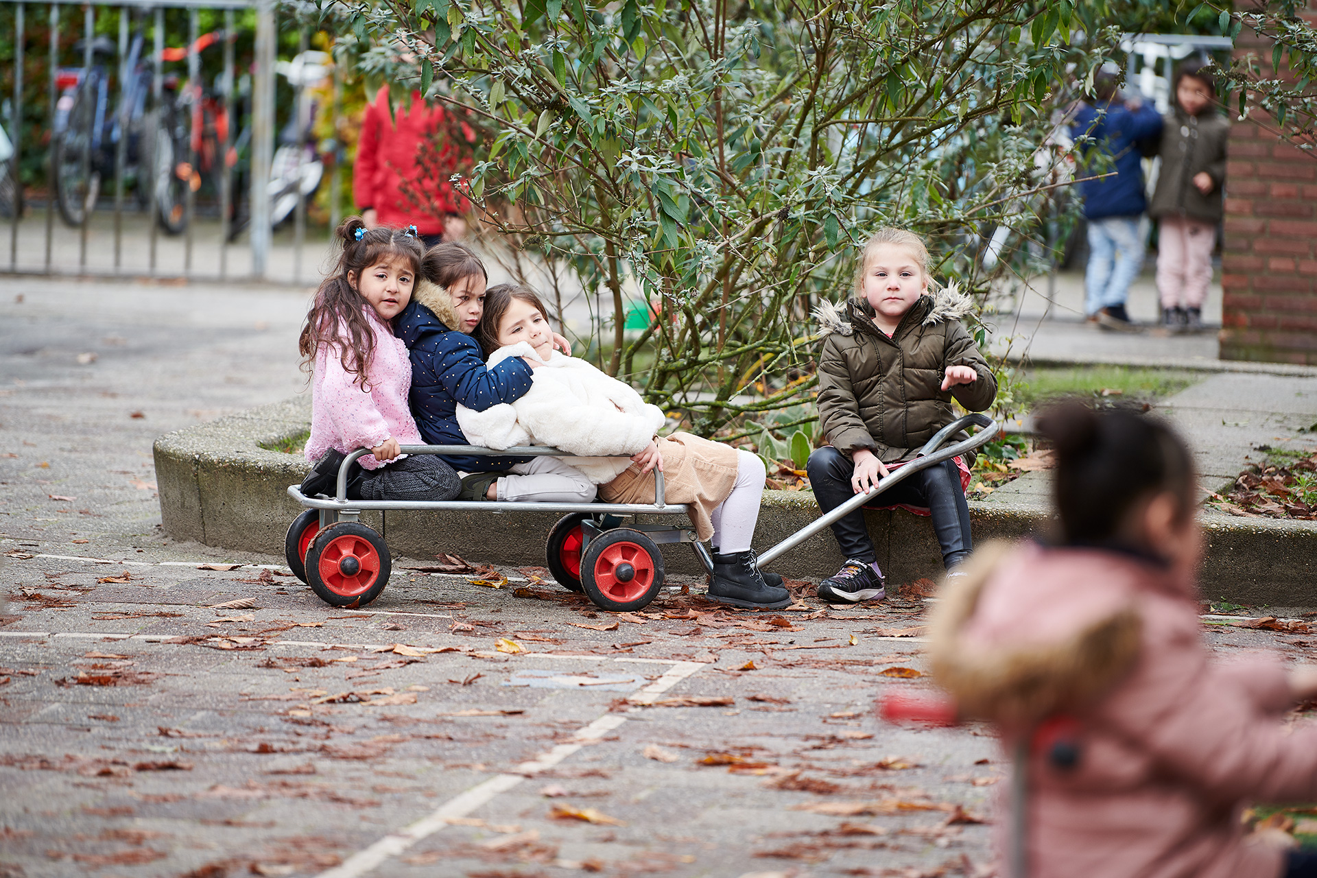 Leerlingen op het schoolplein