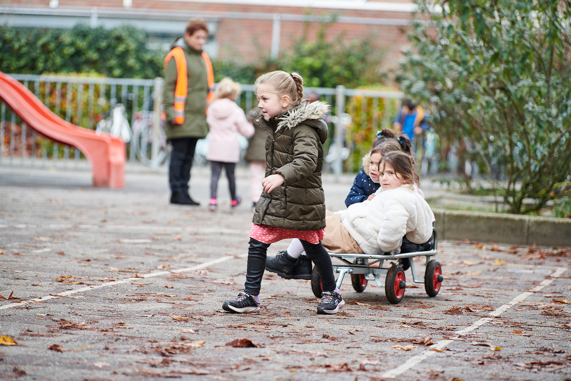 Leerlingen op het schoolplein