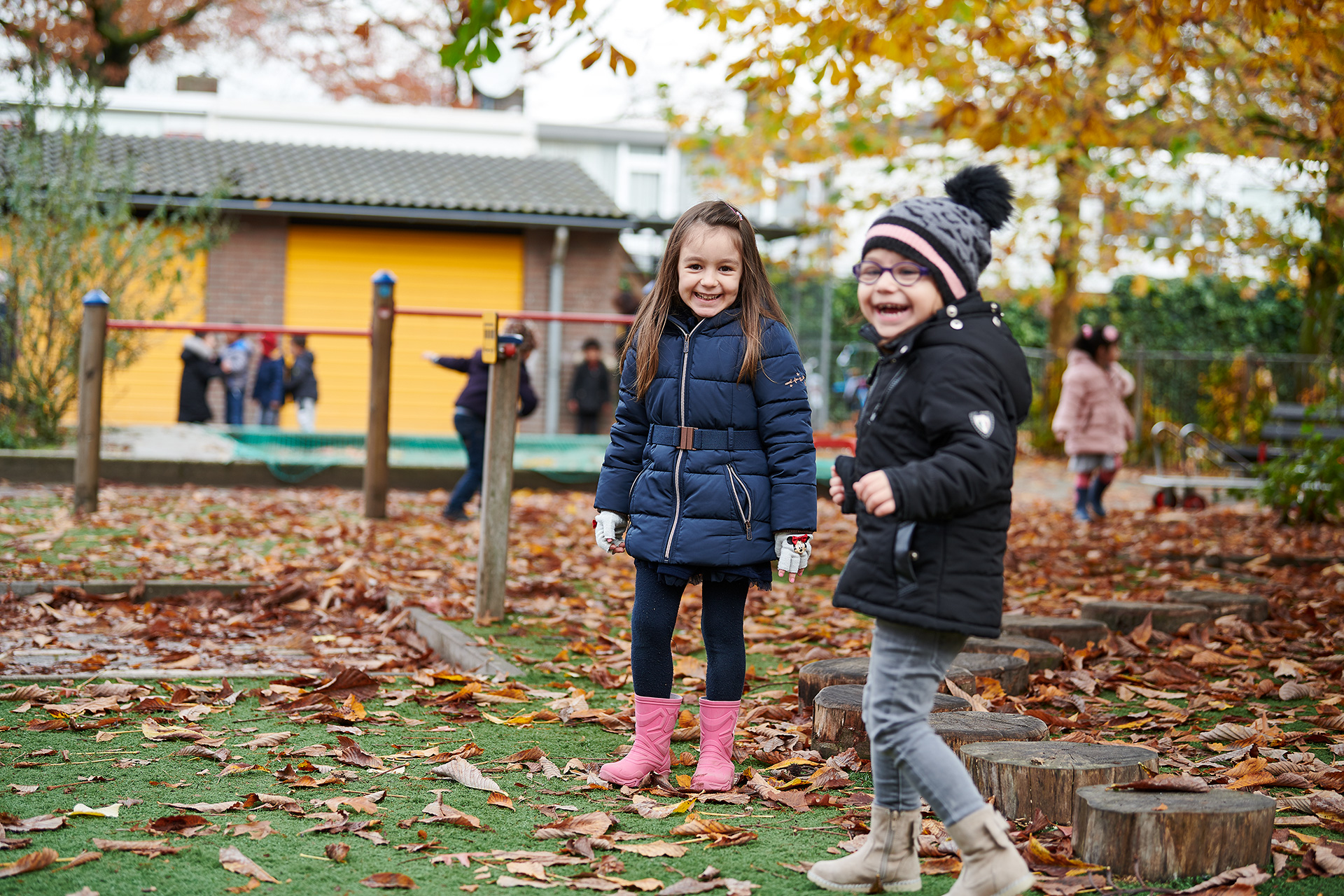 Leerlingen op het schoolplein