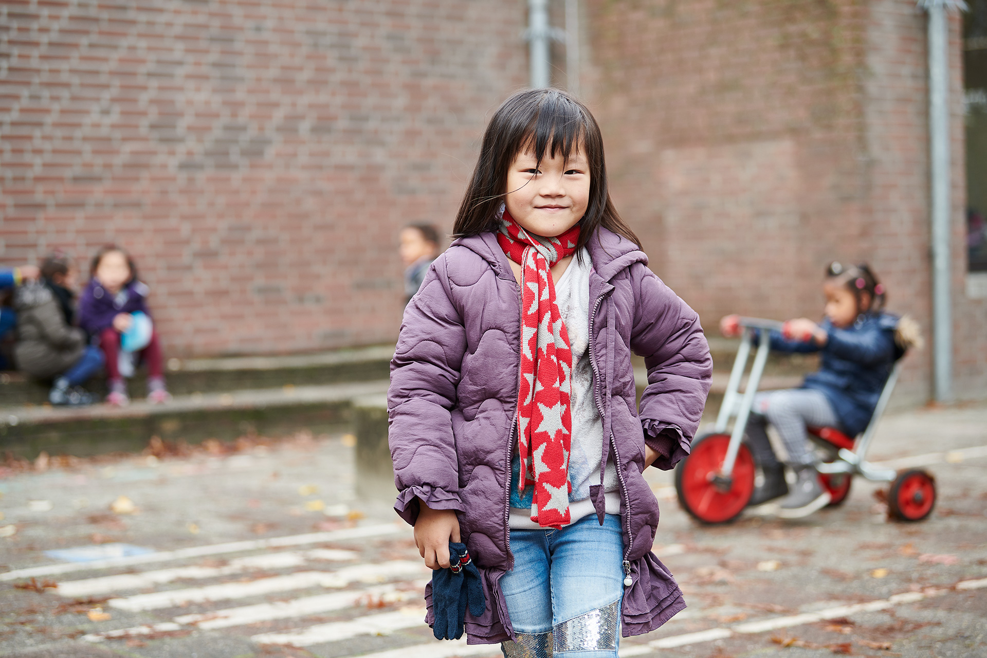 Leerling op het schoolplein poseert voor de camera