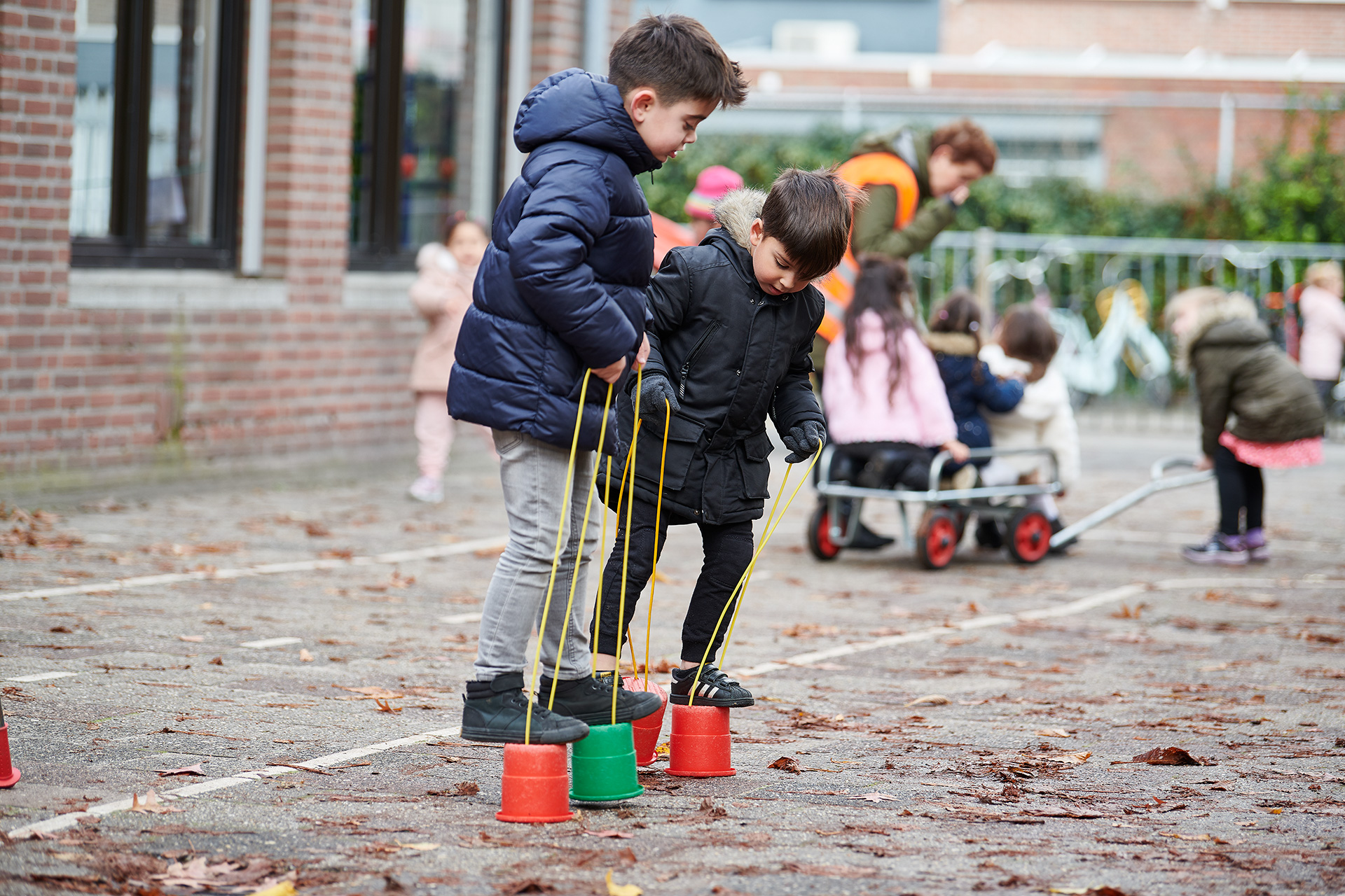 Leerlingen op het schoolplein