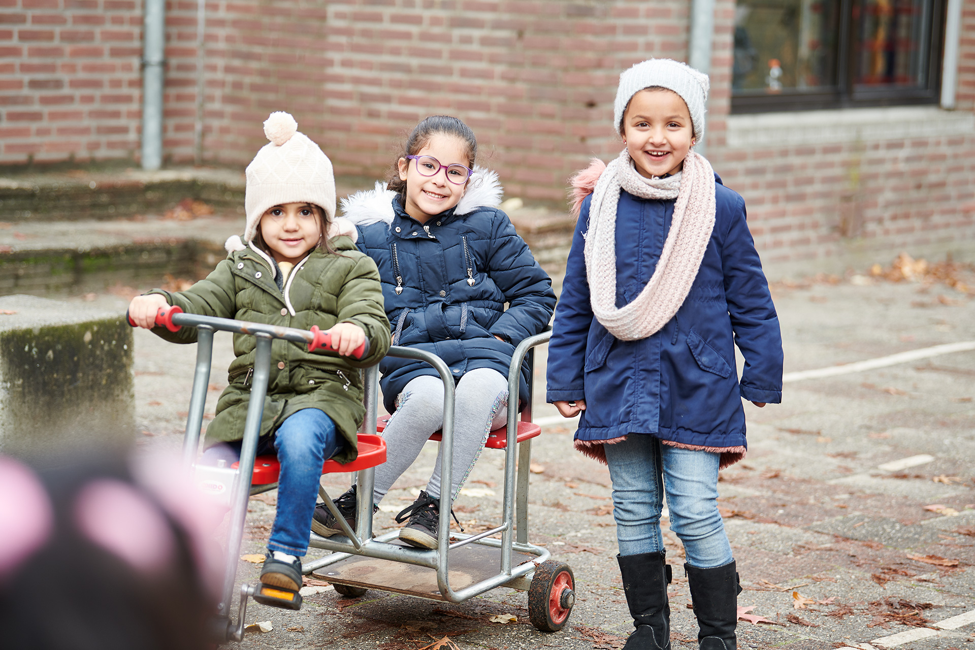 Leerlingen op het schoolplein
