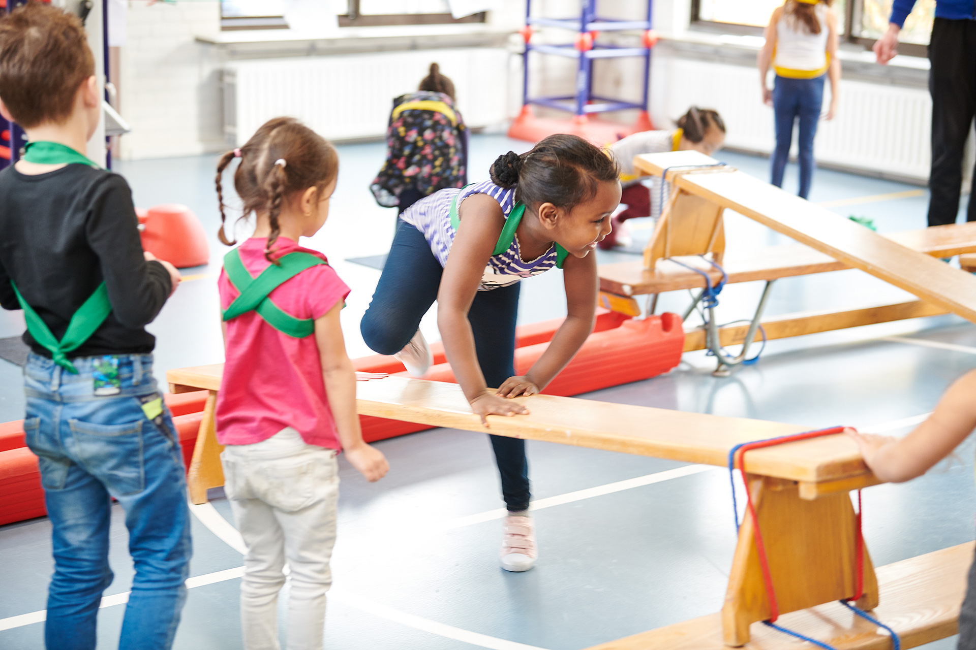 Leerlingen in het gymlokaal