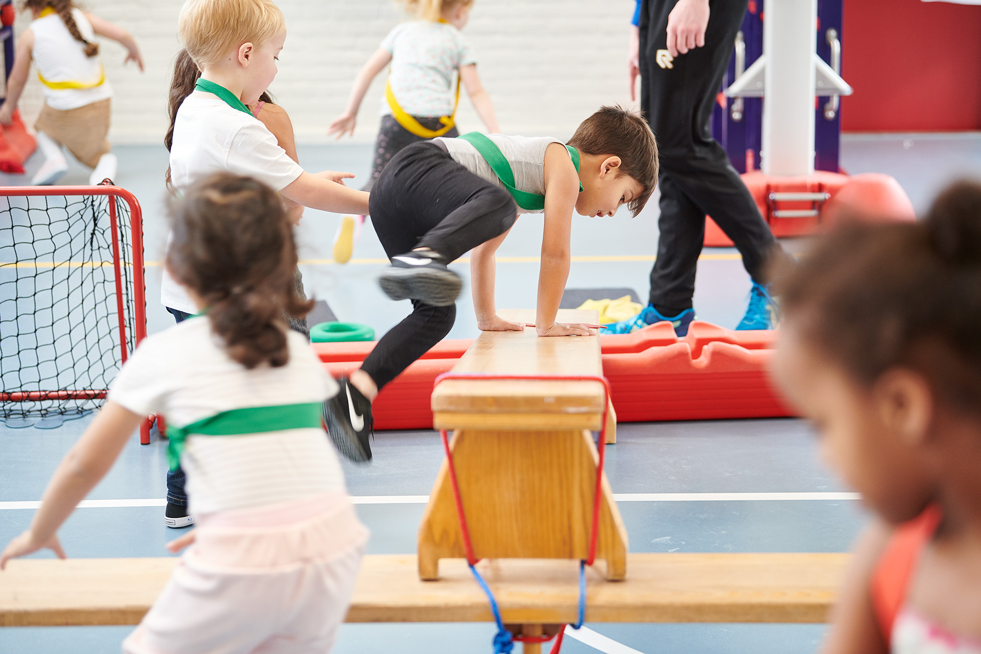 Leerlingen in het gymlokaal
